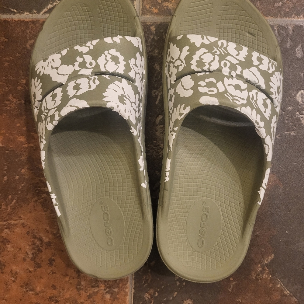 Ofos 7.5 green Sandals
